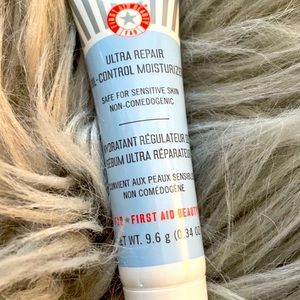 FIRST AID BEAUTY Ultra Repair Oil Control Moisturizer